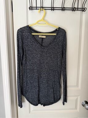 Abercrombie & Fitch Women’s Charcoal Heather V‑Neck Long Sleeve Top - Size Small